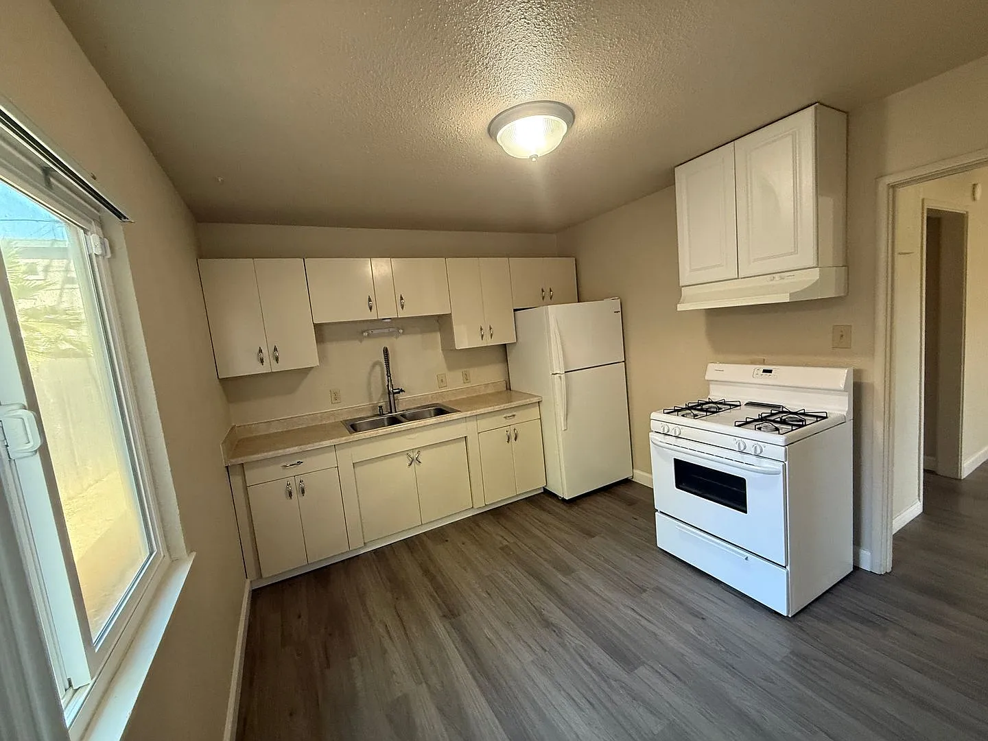 1504-1506j — Photo 2