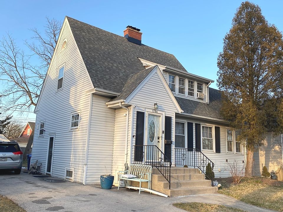 2nd image of 1704 E Algonquin Rd