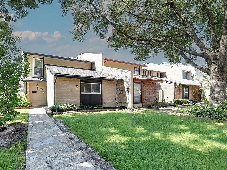 2012 Court Pl — Photo 2