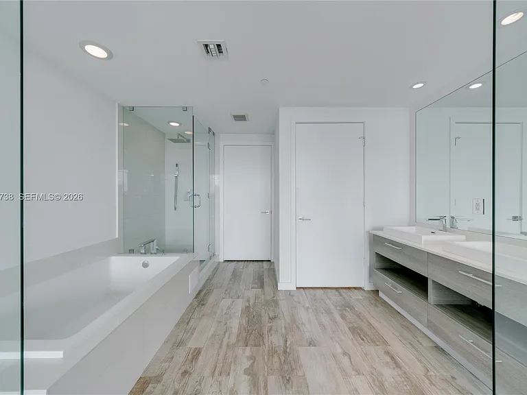 650 NE 32nd St #802 — Photo 10