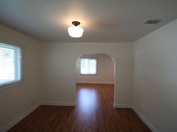 4th image of 1475 N Oxford Ave