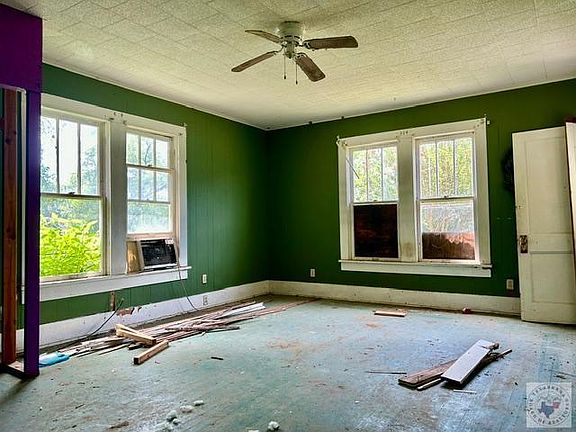 2nd image of 511 Baker St