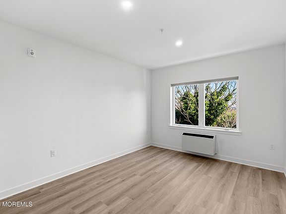 5th image of 180 Morris Ave #205