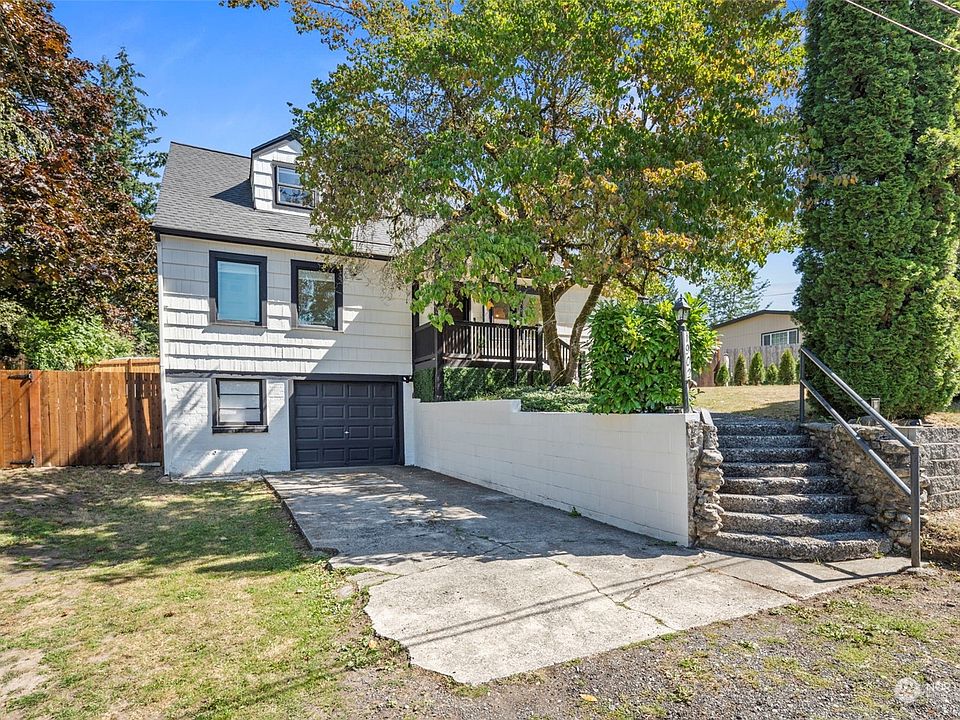 Additional parking for cars, RV or boat behind the fence on the left.>