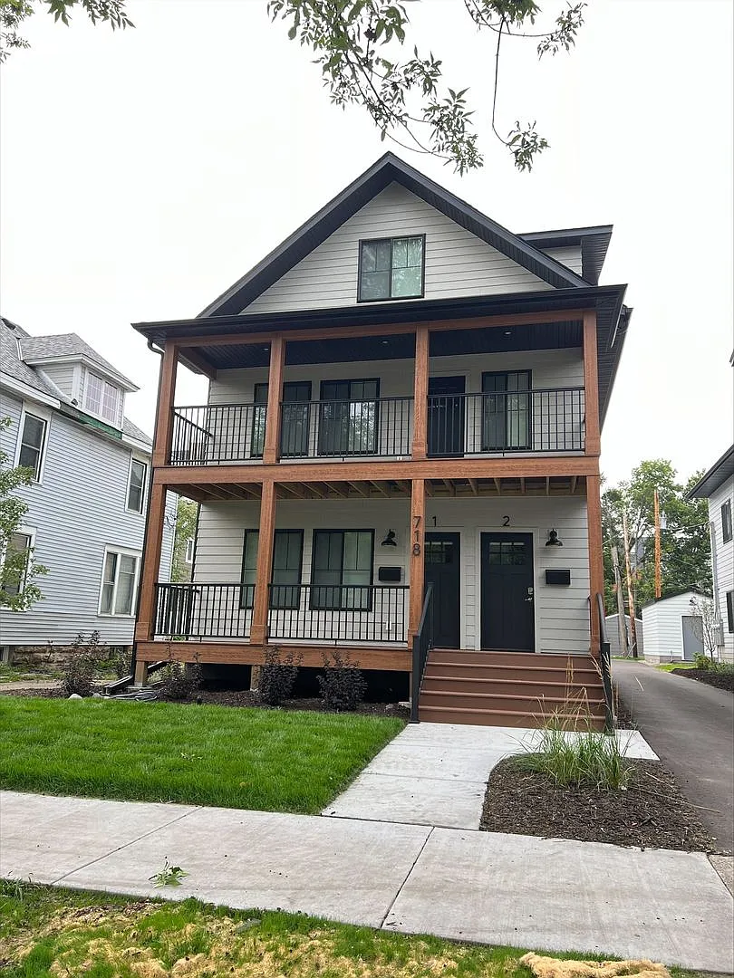 718 13th Ave SE — Photo 1