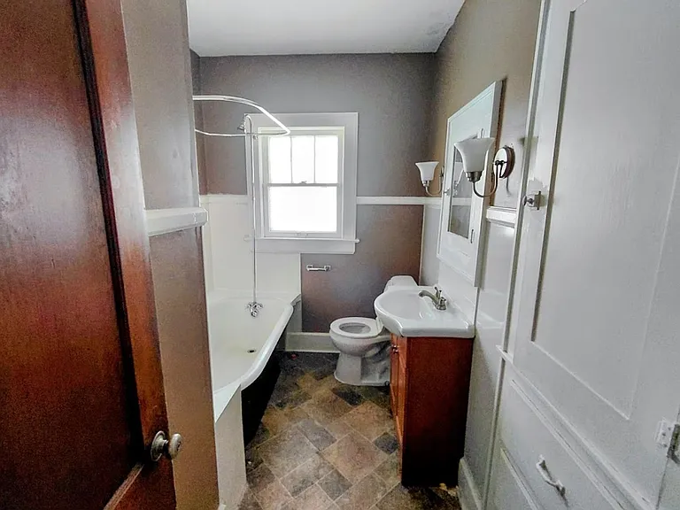 674 Thayer St — Photo 7