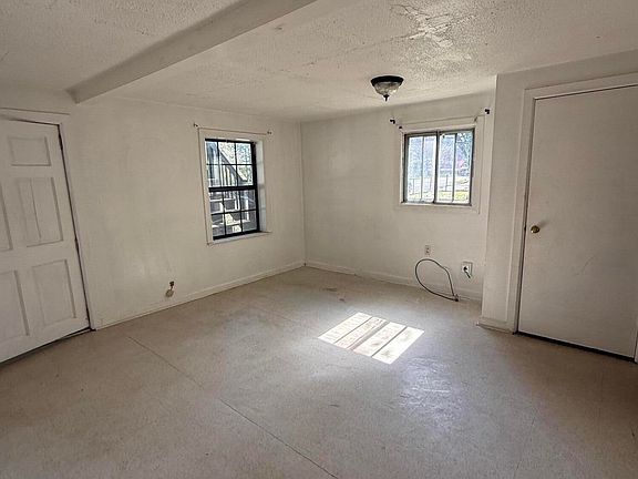 4th image of 316 Russell Rd