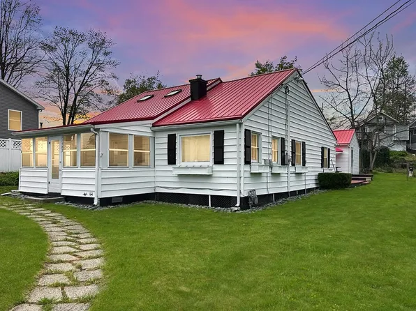 11483 E 2nd St, Conneaut Lake, PA 16316