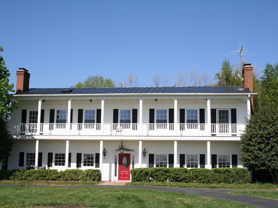 4 full BR suites in Waterford on 10 acres with creek