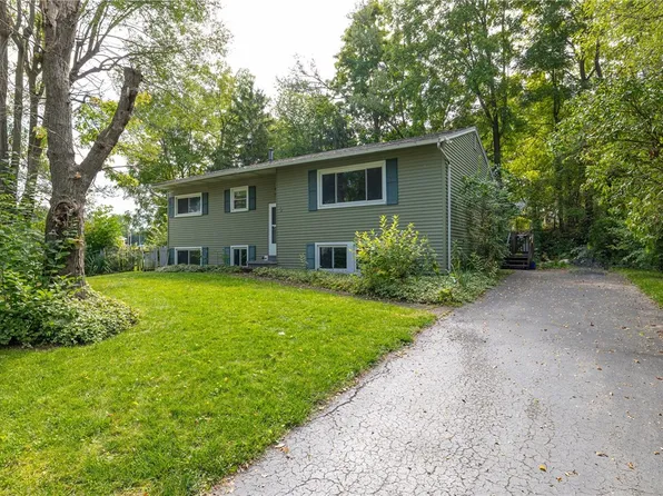 38 Green Acorn Ln, Henrietta, NY 14467