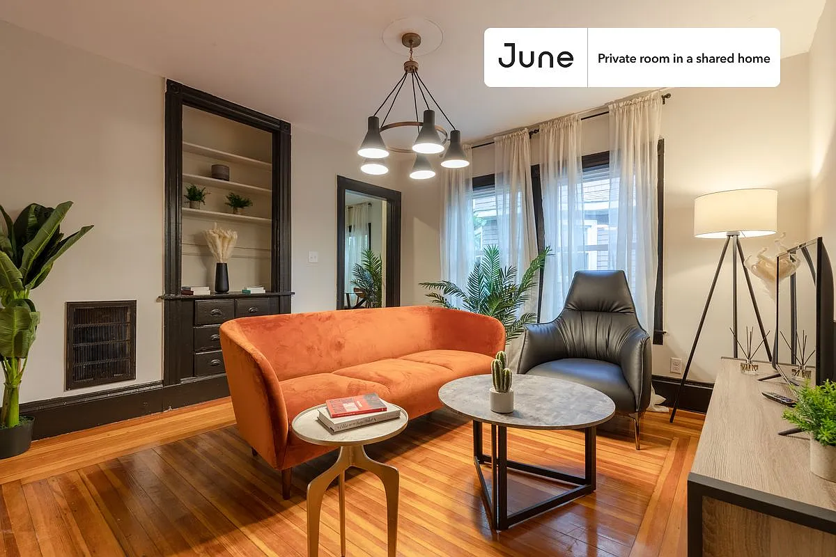 Queen bedroom in 5 bed/2 bath home in Allston #234 C — Photo 4