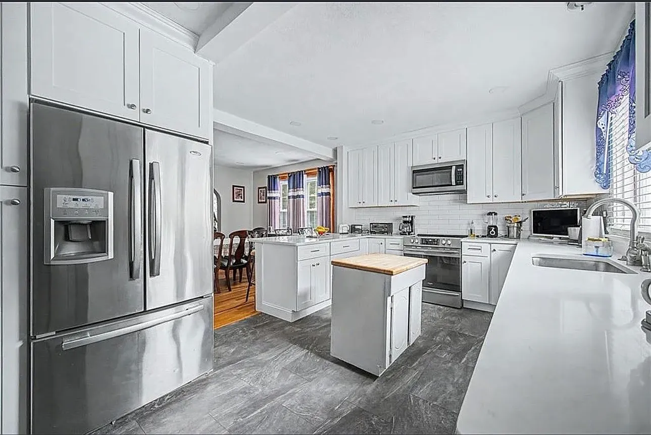 3 bed, 1200 sqft, $2,700 — Photo 2