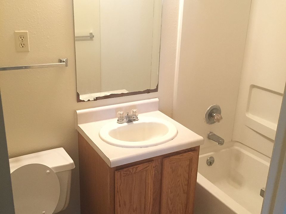 Two full bathrooms!!