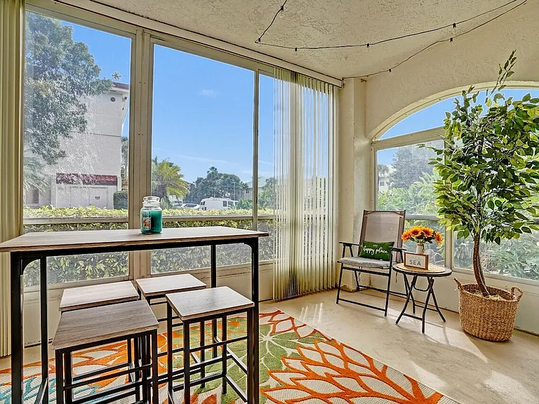 107 Half Moon Cir #H1 — Photo 43