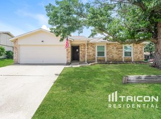 828 W Embercrest Dr, Arlington, TX 76017