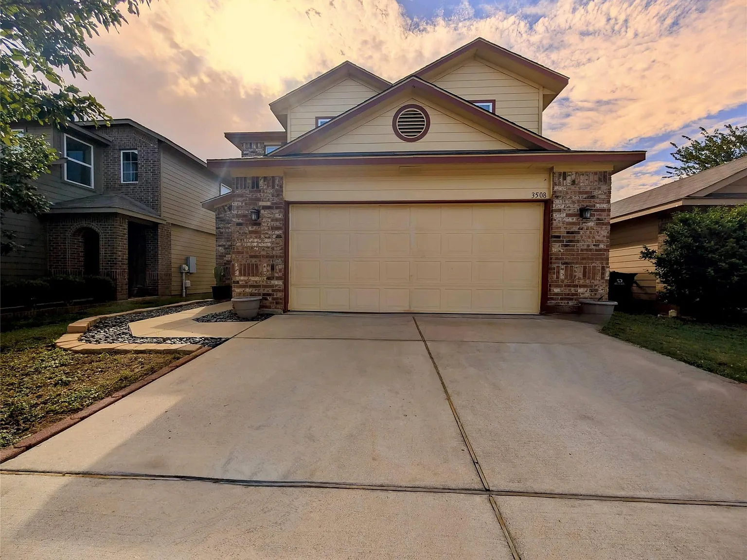5 bed, 2.5 bath, 2189 sqft, $2,495 — Photo 2