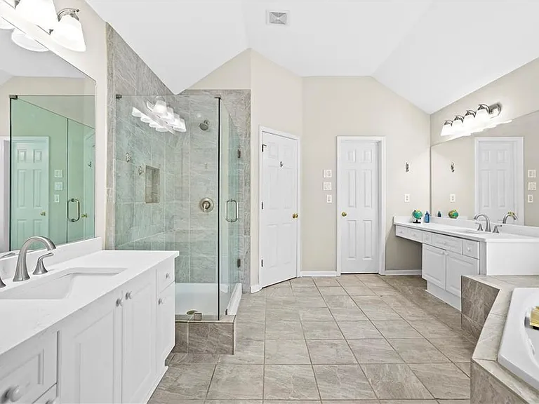 3010 Lakeside Ct — Photo 11
