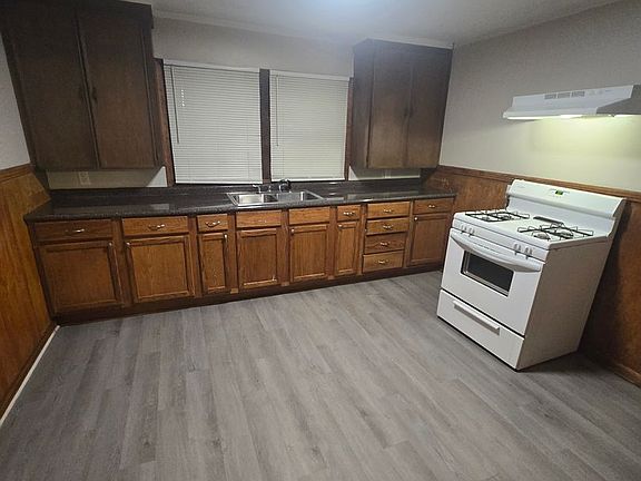 3rd image of 803 Erion St