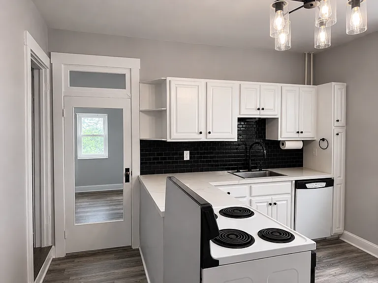 2146 Main St — Photo 2