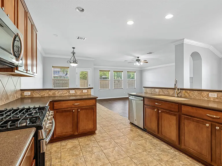 2505 Rusk Ct — Photo 6