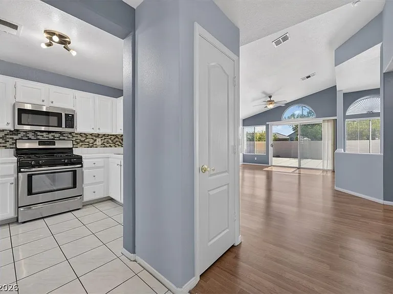 2408 Sterling Heights Dr — Photo 16