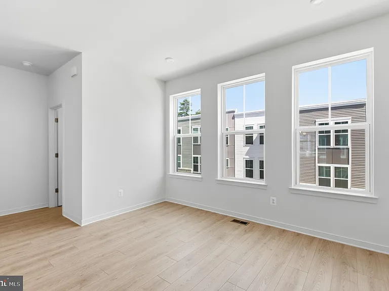 18002 Alicia Ave — Photo 10