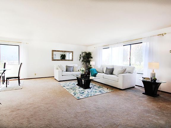 4th image of 1228 N Park Victoria Dr