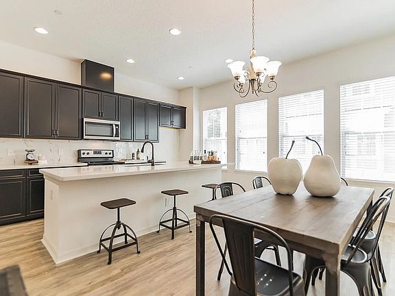3rd image of 553 Majestic Palm Dr
