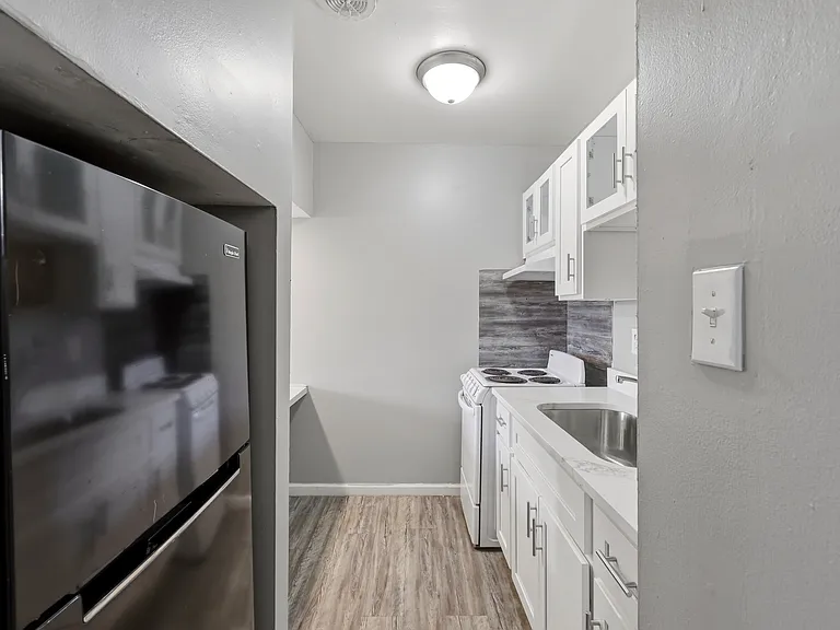1805 Oxford Cir — Photo 22