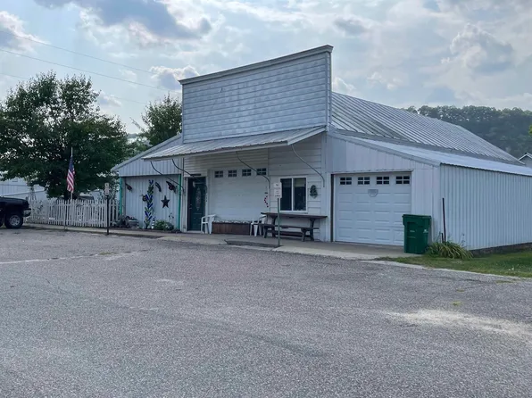 124 N 3rd St, Harpers Ferry, IA 52146