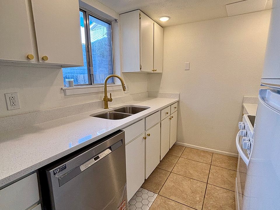 Kitchen w/Dishwasher