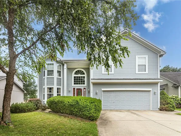 110 NE Lamplighter Ln, Blue Springs, MO 64014