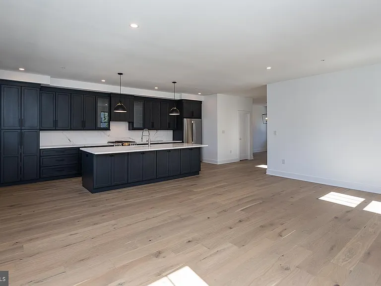981 Henry Ave — Photo 20