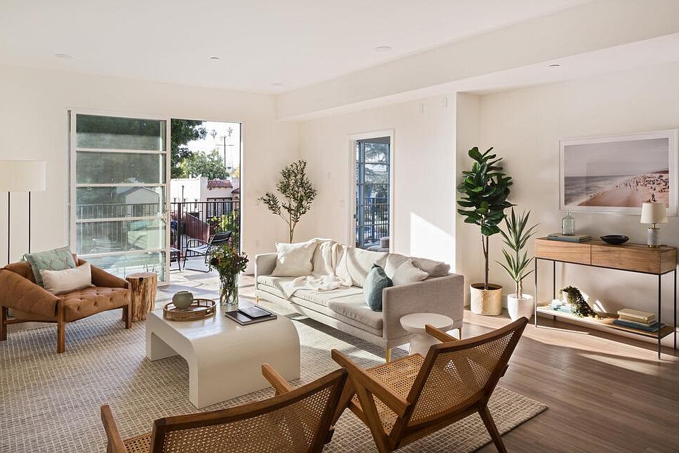1st image of 418 N Norton Ave Penthouse 2-4