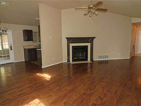 4th image of 3706 Saratoga Ave