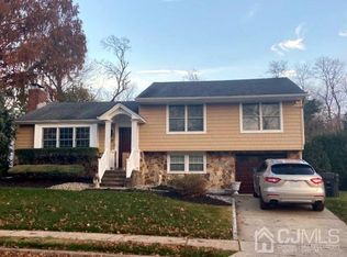37 Lexington Dr, Metuchen, NJ 08840