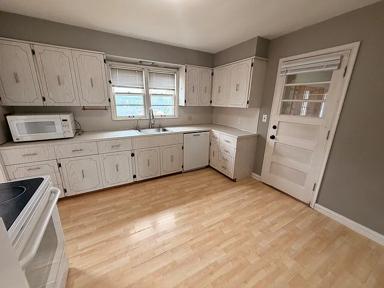 710 S 67th Ave — Photo 8