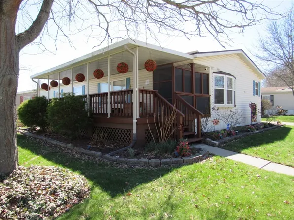 78 Periwinkle Dr, Olmsted Falls, OH 44138