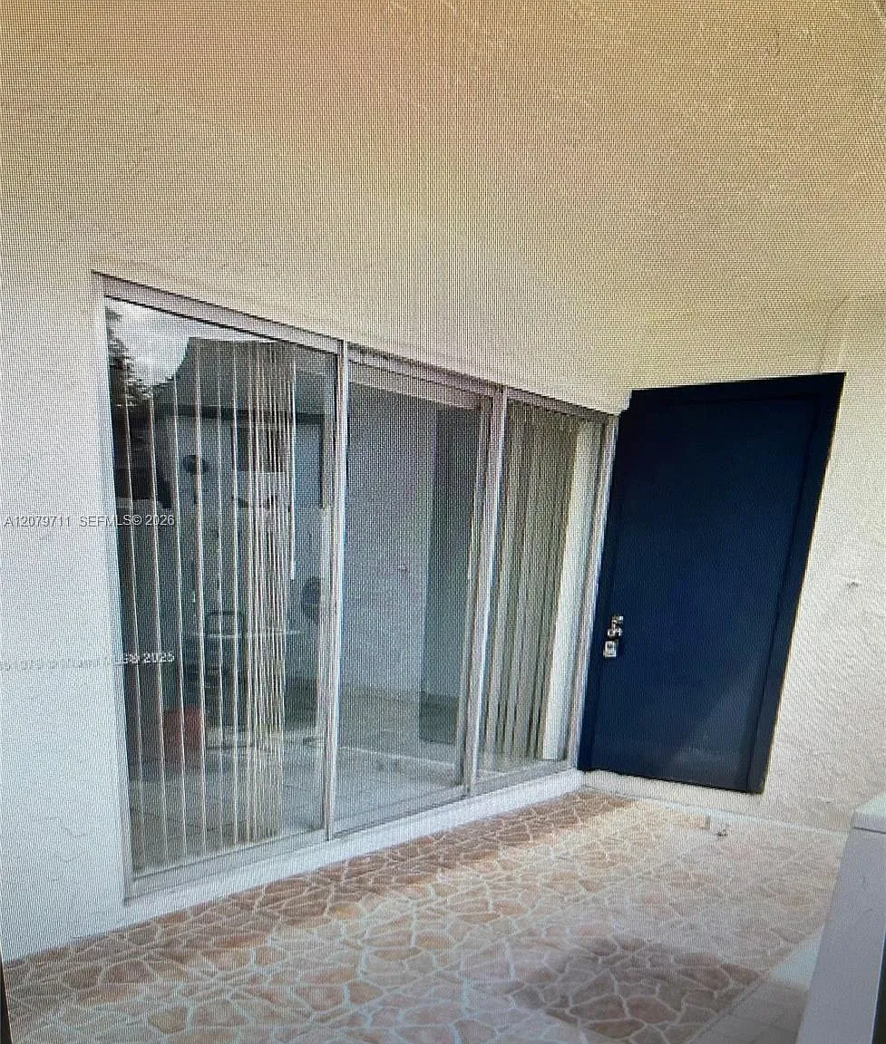 Olympian Gdn Condo — Photo 3