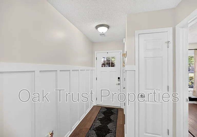 137 Venice St — Photo 4