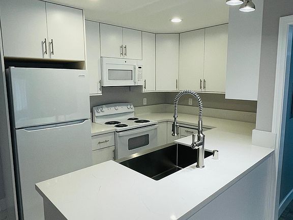 5th image of 2414 S Barrington Ave #211