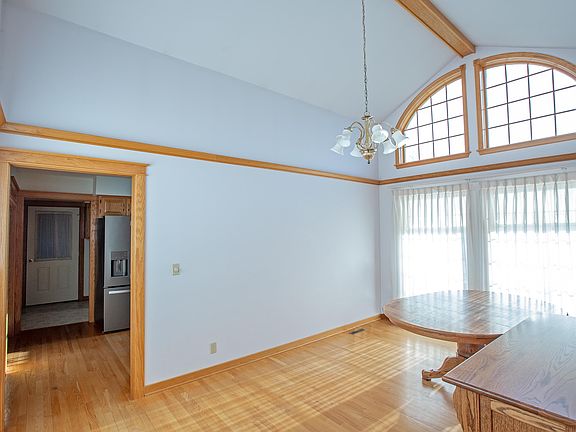 4th image of 1605 East Ave