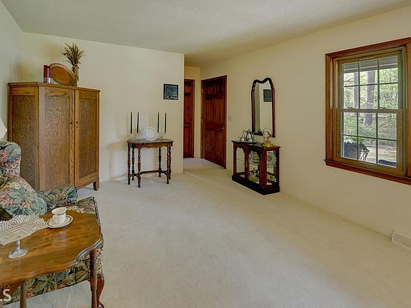 3rd image of 129 Pine Valley Dr