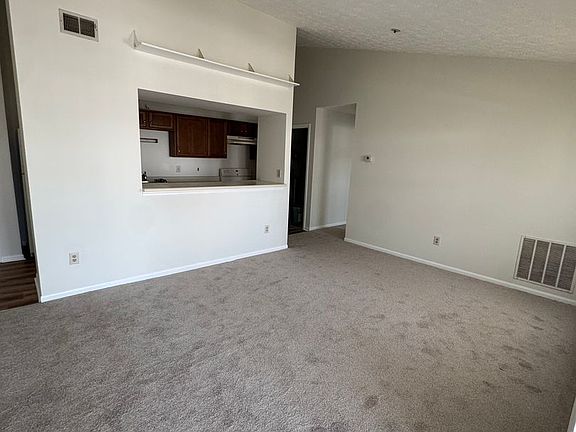 4th image of 907 Woodbridge Ct Unit M