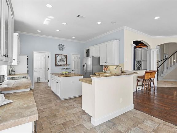 5th image of 2813 Lake Crest Dr