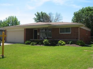 2882 Belcher Dr, Sterling Heights, MI 48310