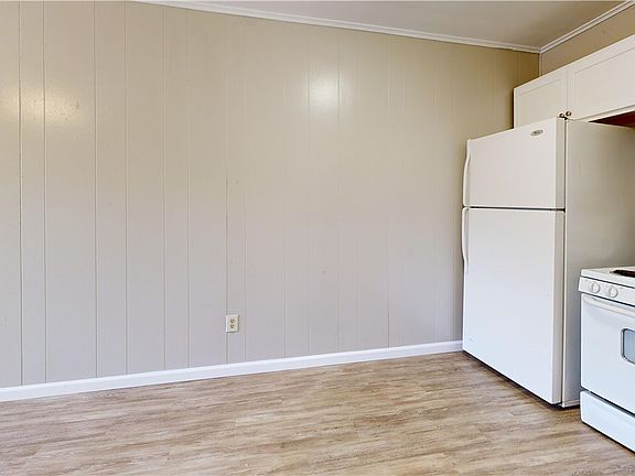4th image of 208 Lynn Dr #C