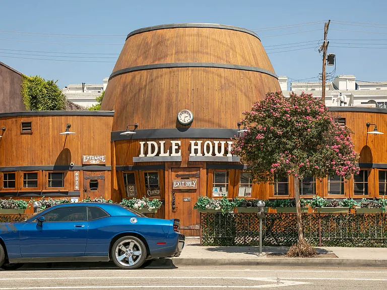 Discover your new favorite bars and restaurants along Lankershim Boulevard.