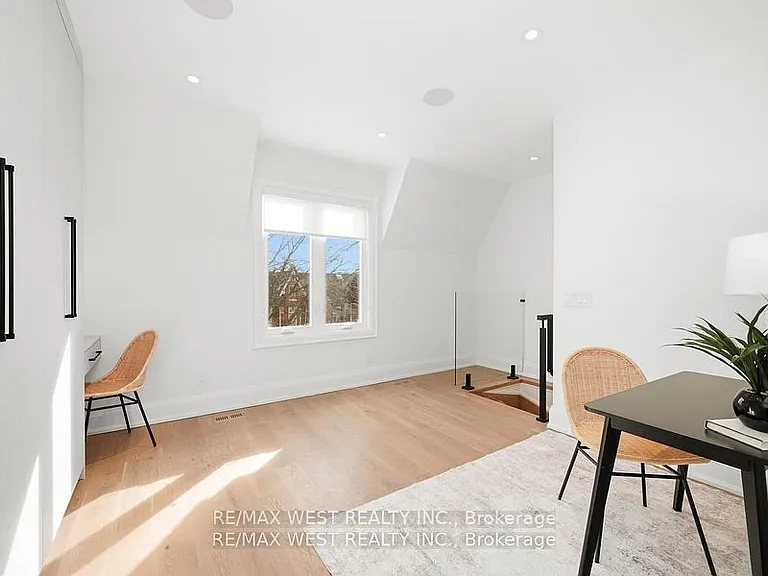 390 Saint Clarens Ave #UPPER — Photo 12