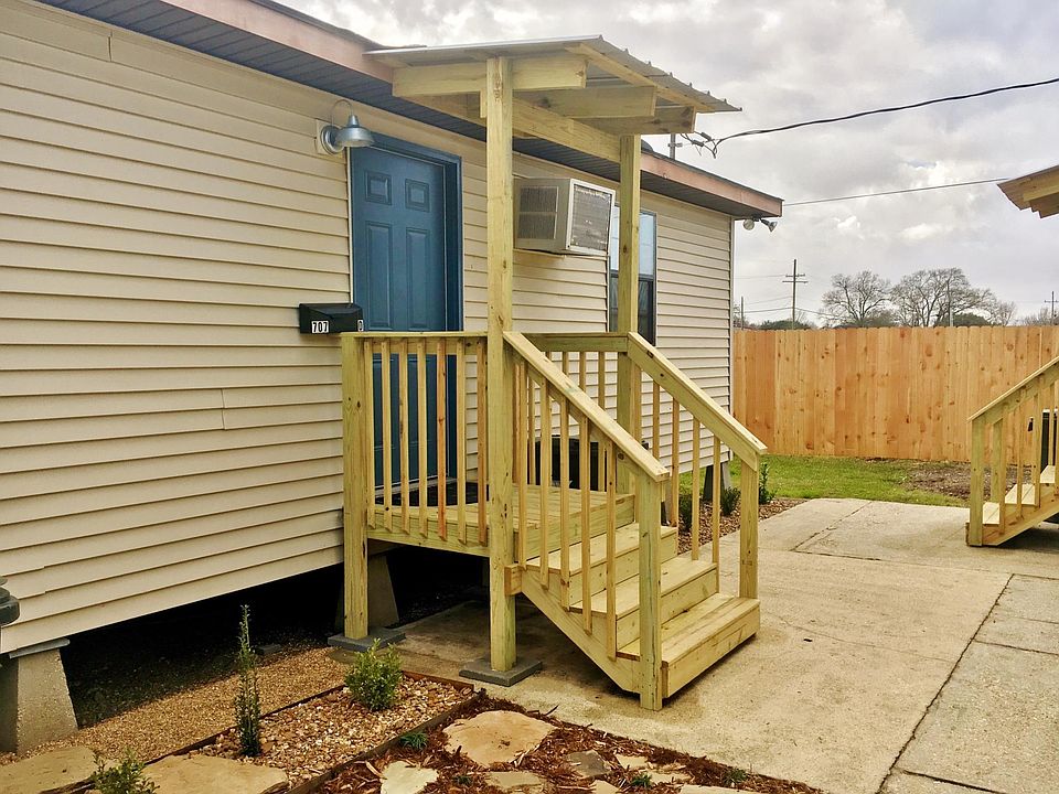 Unit D entrance 01